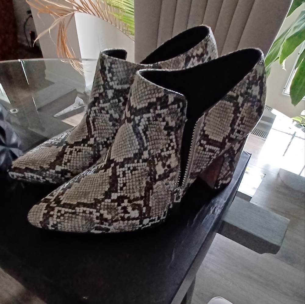 Michael Shannon NEW Snake Griffyn silver side zip ankle boots*block heel; Sz11..